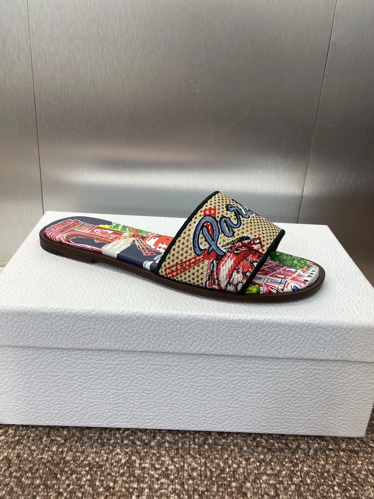 👟👟Ex-factory price 500👟👟 Dior 2025 spring and summer new style DWAY flat flip flops jelly color women's shoes CD letter logo three-dimensional embroidery round toe open toe color block sandals Material: upper imported raffia electric embroidery high temperature water-soluble cotton technical fabric + water-dyed sheepskin lining + Italian thickened leather outsole size: 34-42 (34.40.41.42. Customized, non-refundable and non-exchangeable)